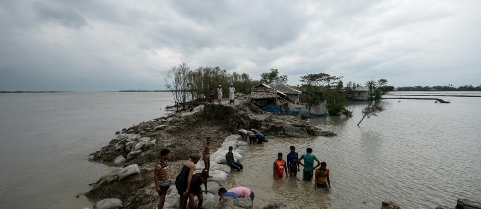 Picture of people after Cyclone Amphan hit India